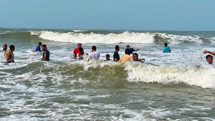 সাগরে গোসল করতে নেমে ভেসে যাচ্ছিলেন তিন পর্যটক, একজনের মৃত্যু, দুজনকে জীবিত উদ্ধার